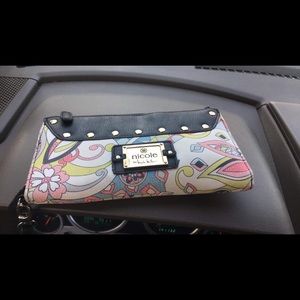 I’m looking for this type of wallet